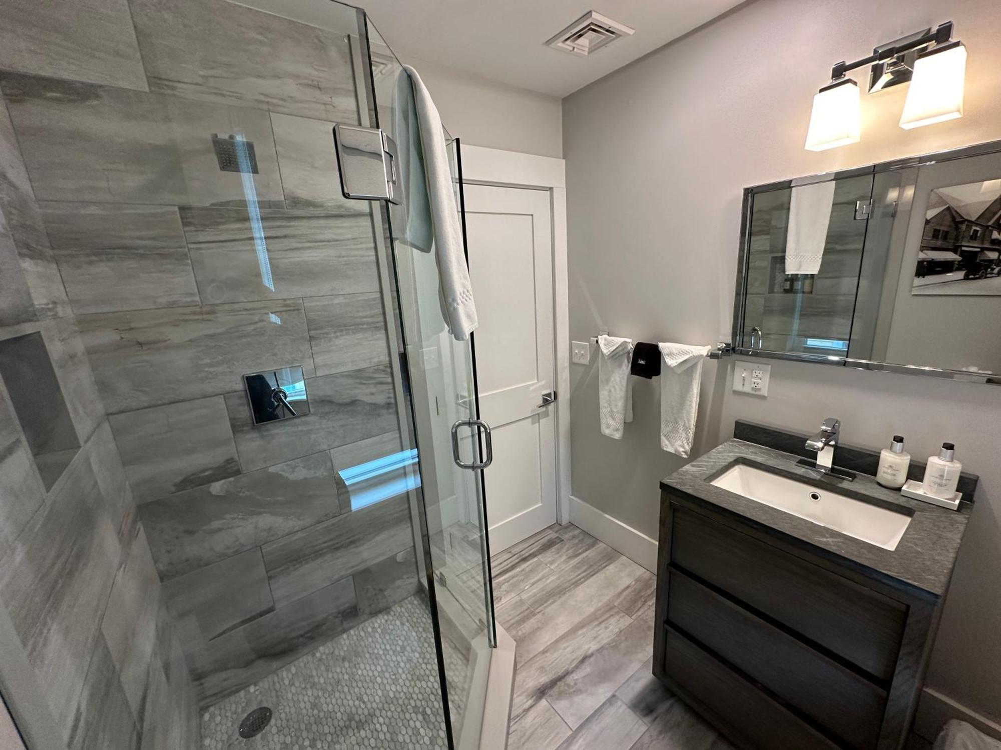 Entire Modern 7 Unit 7 Bath Boutique Inn 纽波特 外观 照片